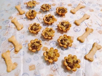 step7: 餘下的批皮可用模具印出圖形做狗狗餅乾