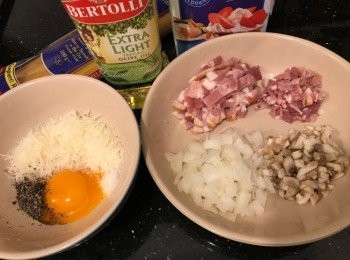 step1: 洋葱切粒，蘑菇切碎
煙肉切條，少部分切碎