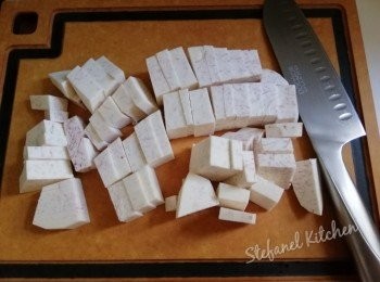 step2: 芋頭去皮切件然後立即落入煲內