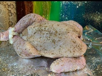 step2: 雞的外表及雞腔內均勻撒上海鹽、調味料，
並於雞腔入放入檸檬（半顆再對切，方便前後放入），
雞腿用烘焙紙綁在一起，方便焗烤時的便利，又可提升美感