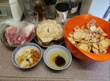 step1: 牛大力、土伏苓請檔主切片，回家冲洗一下便可，粉葛切片，無花果開邊，果皮刮囊，西施骨出水。