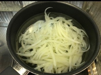 step3: 大火煲水，放入銀針粉，水滾即可撈起備用。
期間係水中將黐住嘅銀針粉分開。