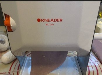 step3: 將麵團分為4份
用麵粉棍桿平 （或用麵條機捍平麵團）
用刀平均切成理想粗度 （我用kneader的麵條機）