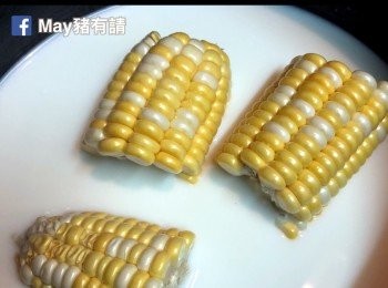 step2: 牛奶和水以2:1份量拌匀，加鹽和粟米一同置於深鍋中，開火煮滾後即轉小火煮約十分鐘即成。