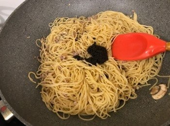 step6: 加入黑松露醬再炒勻，最後灑少許蒜鹽、黑椒碎、芝士粉兜勻，上碟