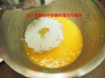 step8: 加入過篩的中筋麵粉攪均勻備用