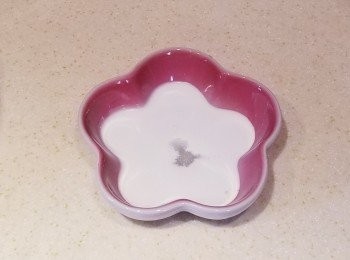 step6: 椰奶加入5g砂糖，用微波爐叮30秒，攪拌至糖溶，加入西米糕內伴食。