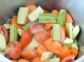 step3: 下點橄欖油，下所有蔬菜，炒一炒