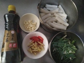 step1: 洗淨年糕【澎湖年糕】、辣椒斜切、薑切絲、蒜頭切碎、青蔥切段、芝麻油【福壽】1/8小匙、米酒【台灣菸酒】1/8小匙、醬油1/8小匙、1/8小匙糖，備用；