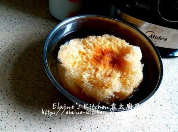 step4: 期間將雪耳加水浸待軟身