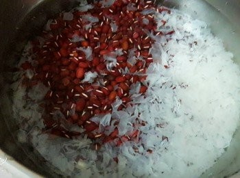 step4: 紅豆浸泡的水倒掉 , 再加入清水約800cc , 並把切碎的銀耳加入 , 放入電鍋中 , 外鍋加入三杯水