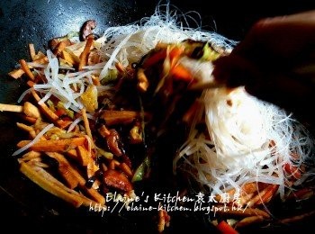 step11: 蓋上蓋用中火煮5分鐘至汁料收乾 , 最後加入銀芽及粉絲拌勻