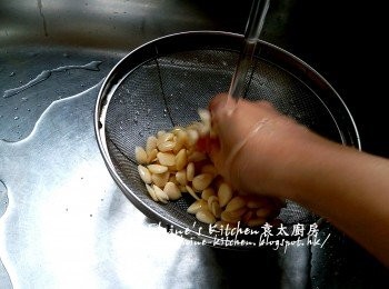 step1: 南杏放入大碗內加水浸過面靜待一晚 , 翌日將南杏用水沖一沖洗及瀝乾