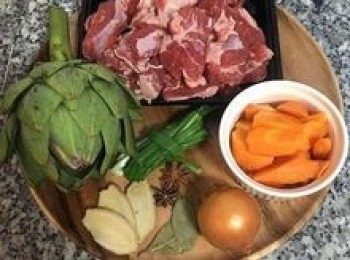 step1: 紅蘿蔔去皮切滾刀備用, 牛腩切塊,蔥洗淨略拍後綁成一捆或切長段亦可, 薑切片洗淨,月桂葉洗淨；洋蔥去皮切塊狀；