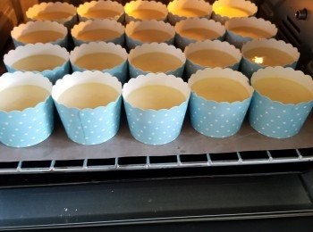 step2: 將芝士糊倒入紙杯仔內，放入已預熱180°c焗爐焗30mins
蛋糕出爐後放涼一陣，用<span class="group_3">藍莓醬</span>平均搽響餅面