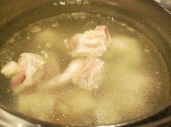 step2: 牛筋用薑蔥水煮15分鐘，之後隔水備用。