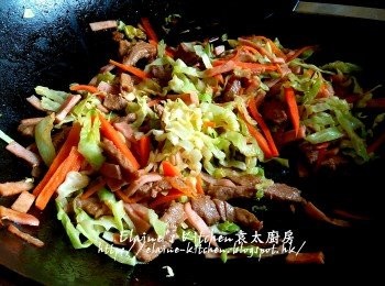 step10: 加入甘旬絲及椰菜絲拌勻 , 蓋上蓋用慢火煮5分鐘至軟身