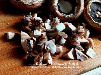 step3: 燒烤菇切去蒂 , 菇蒂切粒