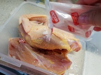 step2: 再加入一包鹽焗雞粉搽勻按摩雞,再醃15分鐘待入味