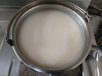 step3: 取一湯鍋，倒入800㏄水滾開，並把100cc味噌倒入於鍋中，
