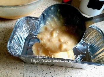 step4: 將蛋糕糊倒入錫紙焗盆內