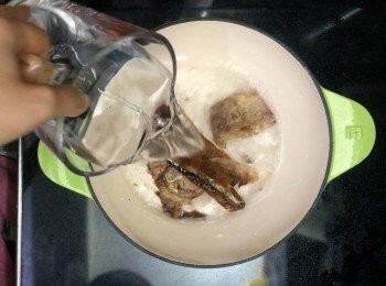 step4: 魚骨下鍋，下1公升水