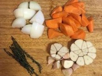 step5: 洋蔥切大塊；紅蘿蔔去皮洗淨切滾刀狀；蒜頭橫切成兩半；百里香洗淨；