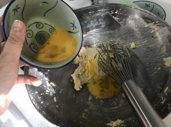 step4: 雞蛋先拌勻，分4次加入,每次加入蛋液都要快速攪拌均勻後
