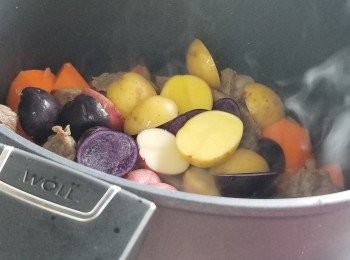 step3: 將甘荀及馬鈴薯加入炒勻。