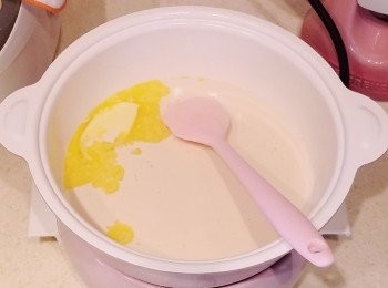 step4: 小火將另外75ml牛奶，花奶，牛油及糖煮勻。