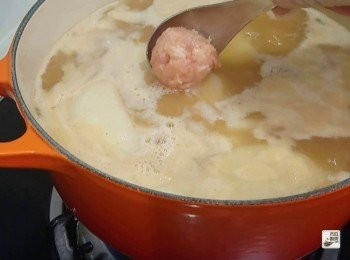 step4: 豬肉用湯匙捏成丸子狀，加入湯中，煮至浮起