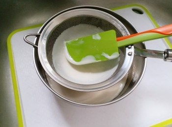step4: 糯米粉(140克)，粟粉，糖粉混合後加入牛奶和柚子水，攪勻過籂，水滾蒸20分鐘。