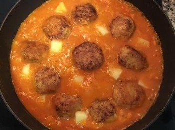 step16: 在雞肉丸子旁放入剩下的馬薩瑞拉起司，煮到起司略溶化後，便可離火，放上百里香葉或香菜葉，再擺上小蕃茄做<span class="group_3">裝飾</span>即可上菜。