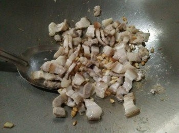 step4: 熱鍋， 倒入橄欖油【得意的一天】， 放入蒜頭，接著放入五花肉【國產澎湖豬肉】炒香，約略1分鐘，等蒜頭、五花肉【國產澎湖豬肉】香氣出來，