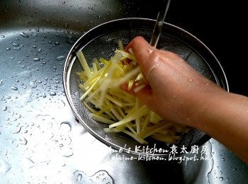step3: 韭黃切段 , 用水沖一沖洗及瀝乾