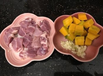step1: 蒜頭切碎，排骨洗浄用蒜蓉和調味料醃15分鐘，按次序首先落糖，跟著落油、再落粟粉、最後落胡椒粉、鹽、生抽及少許凍滾水

南瓜洗淨去皮切粒