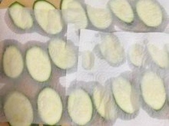 step3: 用廚房紙巾吸乾表面水份；