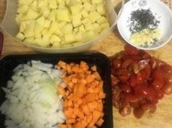 step2: 洋蔥、紅蘿蔔切小丁；蒜頭去皮切末；小番茄切丁；馬鈴薯去皮切塊；百里香只取葉子備用。
