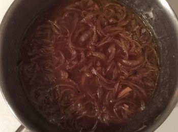 step5: 在洋蔥上加麵粉，煮1分鐘。加入牛肉湯和百里香。