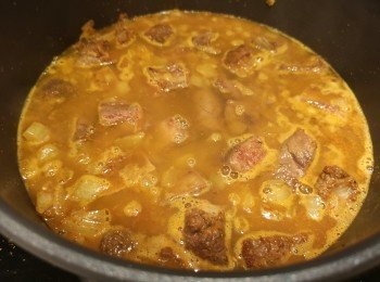 step8: 落冰糖、魚露、上湯和熱水各一半蓋過牛肋腩，蓋蓋炆煮。