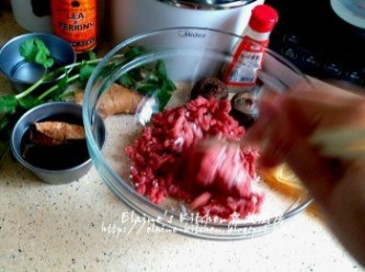 step1: 牛肉放入大碗內 , 加入蘇打粉 , 鹽 , 生粉先拌勻靜待10分鐘