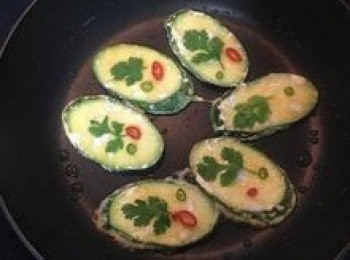 step6: 趁翻面前，取一片香菜葉和紅、綠辣椒放在櫛瓜上；