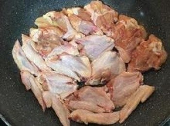 step4: 將雞翅排入不沾鍋中後開中火煎雞翅；