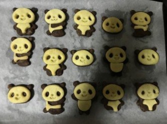 step4: 先用可可粉麵糰印上熊貓外型，再用黃色麵團印上其他部分