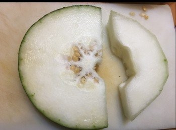step2: 將新鮮冬瓜切開需要的份量。