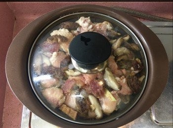 step5: 加蓋，用中火煲大約5分鐘，轉細火煲7至10分鐘（試飯是否熟），熟就關火焗5分鐘便成