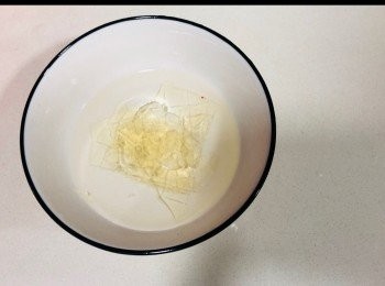 step1: 魚膠片(4g)浸軟