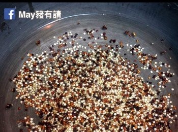 step2: 藜麥放入凍水（比例約1:2），水滾後轉慢火加蓋煮約15分鐘，撈起瀝乾。