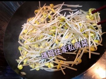step3: 原鑊落油落薑絲👉🏻落大豆芽菜炒軟👉🏻係鑊邊內讚米酒👉🏻落鹽落糖炒香