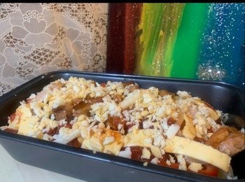 step5: 放入海鹽、義大利番茄醬和八分熟的<a href="https://bit.ly/2ZxapeY" target="_blank" data-keyword="雞排" class="guide-link"><strong>雞排</strong></a> <span style="display:inline-block;vertical-align:middle;margin-top:-3px;color:initial;border-radius:3px;padding:2px 3px;font-size:12px;line-height:14px;background:#87d300;color:#fff;">即買</span> ，最後舖上芝士片或芝士碎